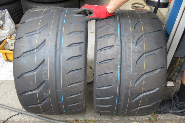 こちら新品時の「プロクセスR888R」。上の写真と見比べてほしい。ヨコ溝の間を走るぶっといグルーブ（縦ミゾ）、一体どこ行った!?