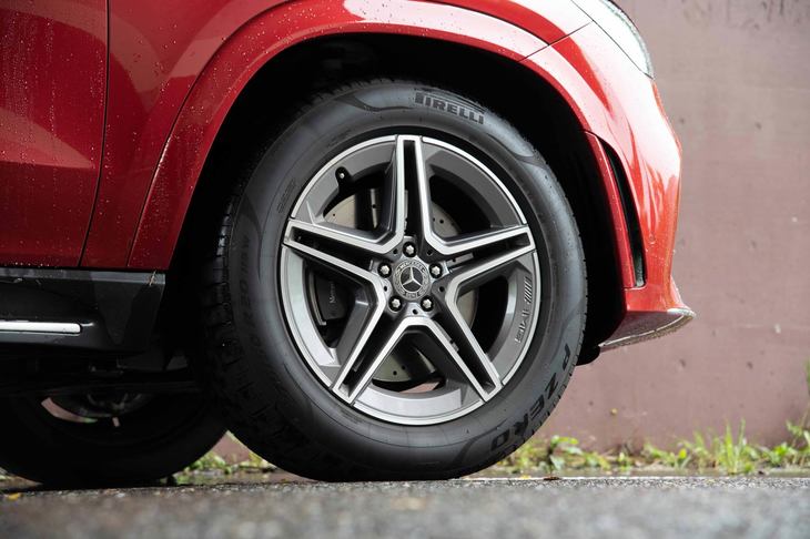 「AMGライン」を選択するとホイールが20インチにサイズアップされるほか、ホイールアーチが装着されるため、全幅が1950mmから2020mmに拡幅される。