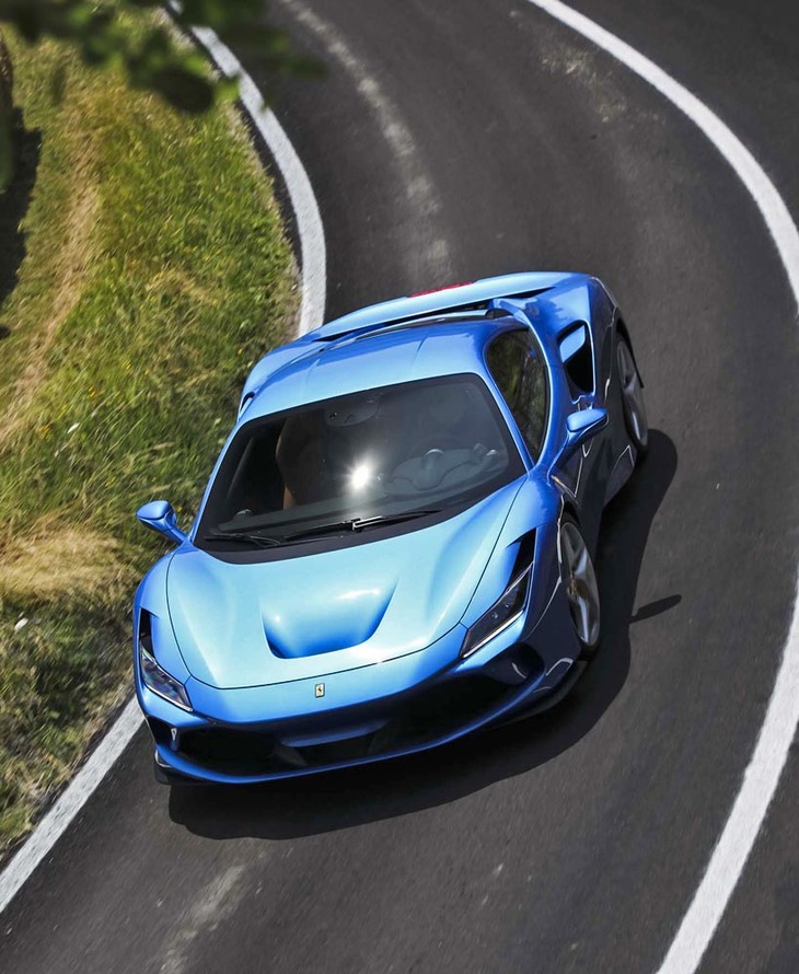 コーナリング性能を高めるハイテクにも一段と磨きがかかった「F8トリブート」。その効果もあってか、ドライバーが望んだ通りのライン取りを実現してくれた。