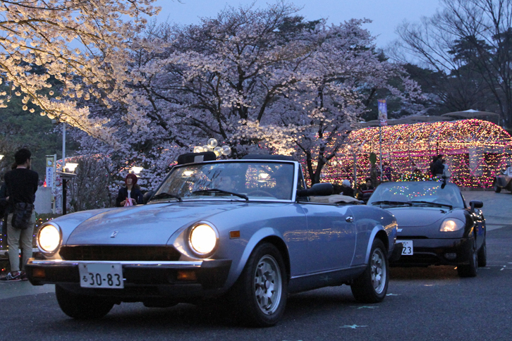 「ピニンファリーナ・スパイダー」（初代「フィアット124スパイダー」の最後期型）と「フィアット・バルケッタ」。新旧（旧旧？）フィアットのオープンスポーツが行く。