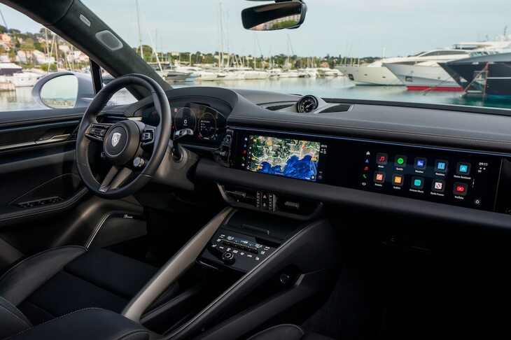 ドライバー用ディスプレイに加えて、センターと助手席側にタッチスクリーンを搭載。大きなヘッドアップディスプレイはガジェット好きの中国人をも喜ばせている。