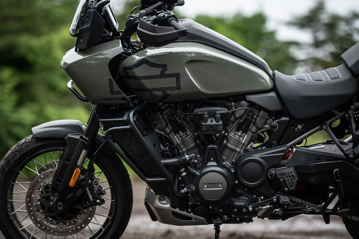 車体については、エンジンを剛体として用いることでフレームを大幅に省略。軽量化と低重心化、車体の高剛性化を実現している。