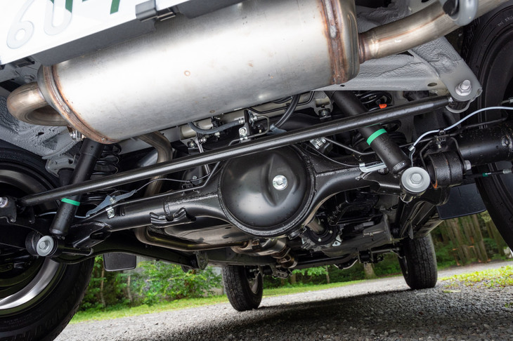 ラダーフレームに前後リジッドアクスルと、“悪路第一”の車両構造を踏襲する「ジムニー／ジムニーシエラ」だが、それによるオンロード性能への悪影響は、過去のモデルより大幅に軽減されている。