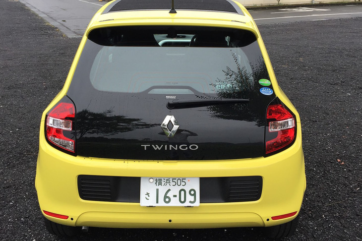 「トゥインゴ」のボディーサイズは全長×全幅×全高＝3645×1650×1545mm、ホイールベースは2490mm。最小回転半径はホンダeと同じ4.3mで、かなり小回りが利く。