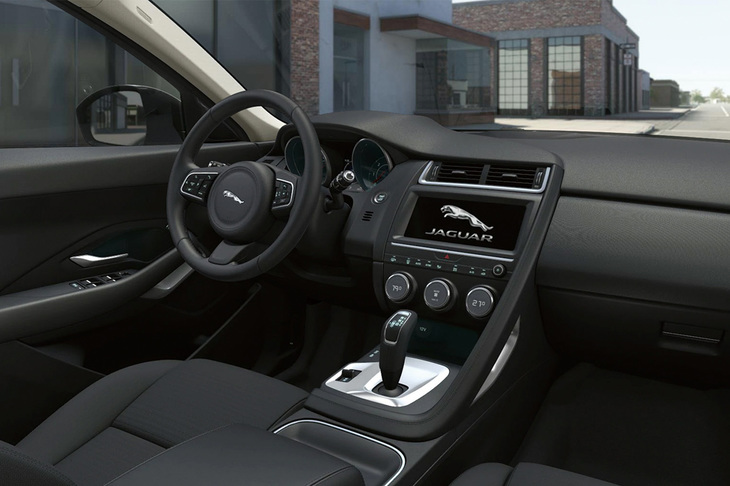 高画質の2D／3Dマップを表示する「ナビゲーションプロ」のほか、「ジャガーEペース コネクテッド」では運転支援システムも充実している。