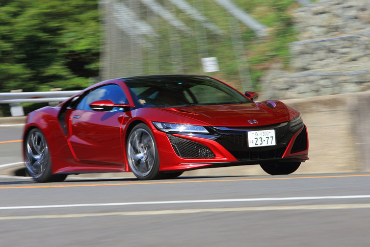 新型「NSX」には2基のモーターでフロントの左右輪を個別に駆動する「ツインモーターユニット」に加え、ブレーキ制御によるベクタリング機構の「アジャイルハンドリングアシスト」が標準装備される。