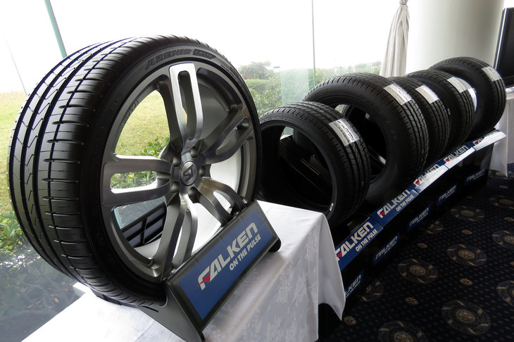 会場に展示されていたファルケンの現行ラインナップ。ファルケンは住友ゴム工業が展開するグローバルブランドである。