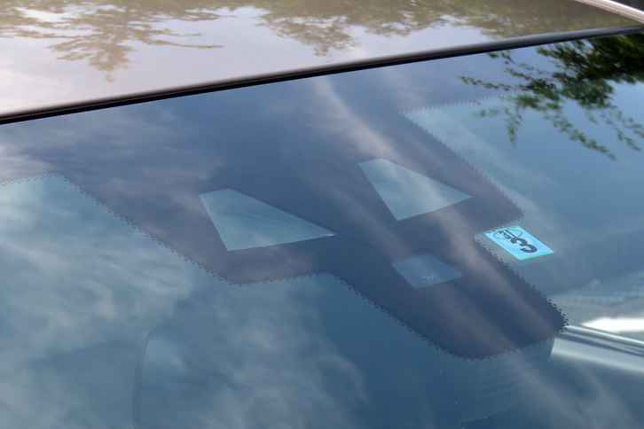 「ジャガーXF」にはミリ波レーダーやステレオカメラをセンサーに用いた、運転支援システムが標準装備されます。