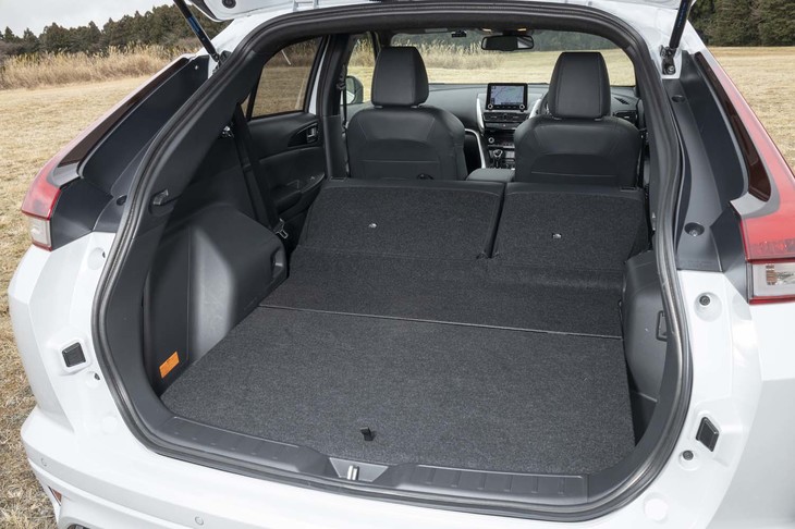 全長の拡大によって「エクリプス クロス」は荷室空間が拡大している。PHEV版の容量は359リッター。