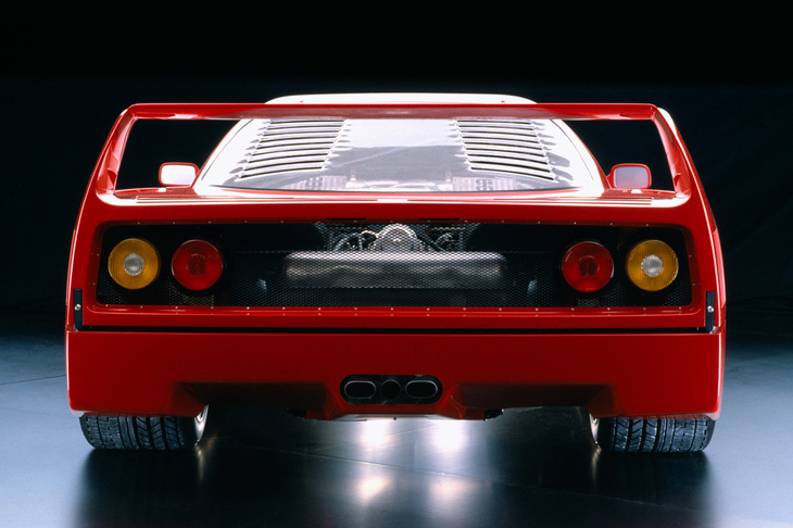 フェラーリ社の創立40周年を記念して1987年に発表された「フェラーリF40」。フェラーリ本社のある伊マラネッロで行われた発表会には、当時89歳になるエンツォ・フェラーリが出席し、大きな話題となった。