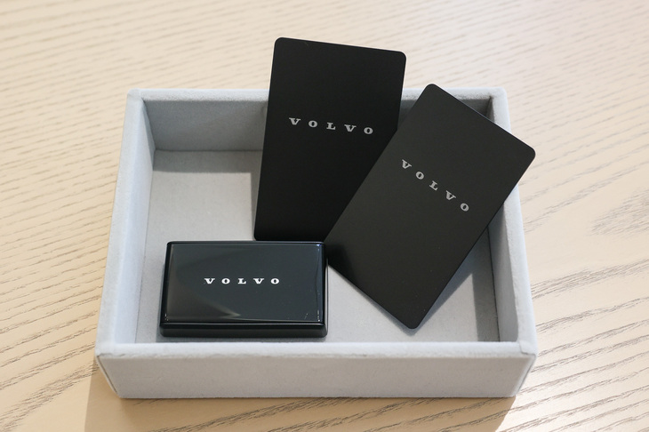 「EX30」にはカードキー2枚とリモコンキー1個が付属。ビッグキーが渡されるような納車セレモニーはありませんでした。