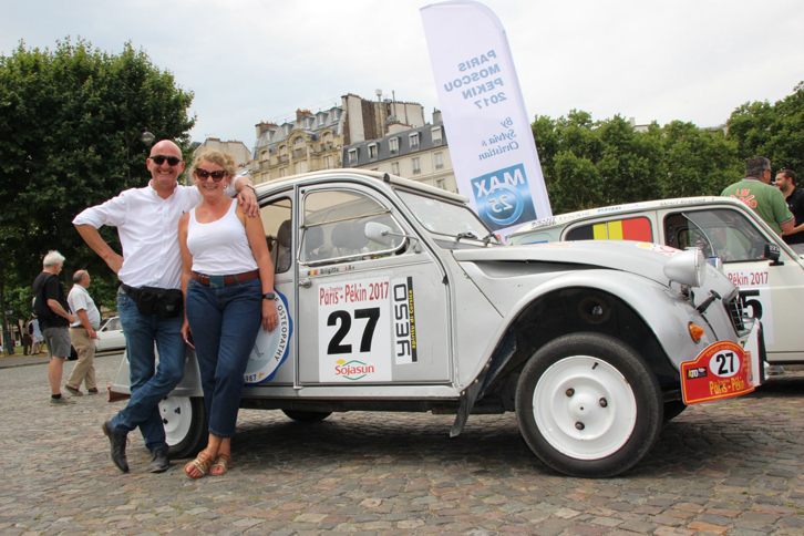 ベルギーから参加のグレゴワール＆ブリジット組。「2CV」は、2人で肩を寄せあって乗れるところが楽しいという。