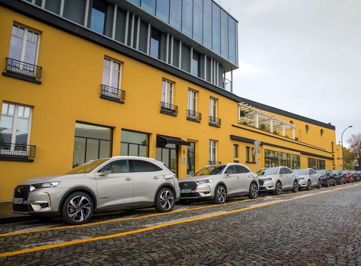 
	充電しながら出発の時を待つ「DS 7クロスバックE-TENSE 4×4」。パッと見ではノンハイブリッドの「DS 7クロスバック」との違いはわからない。
	