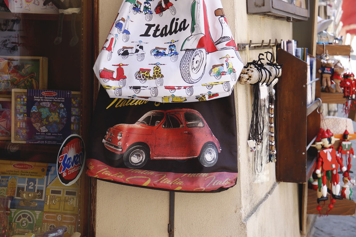 モンテプルチャーノの土産物店で。イタリアでは2007年の現行「フィアット500」登場につられるかたちで、先代をあしらったグッズが急激に増えた。
