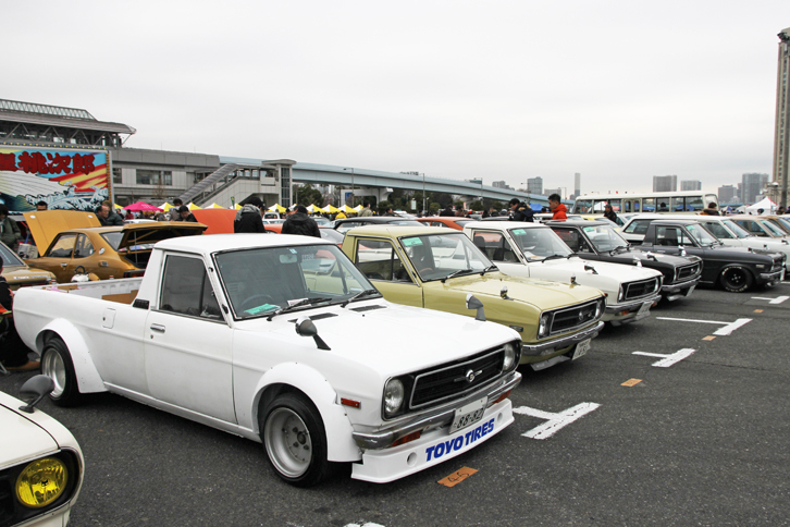 5台並んだ、通称サニトラこと2代目「ダットサン（日産）・サニー トラック」。1971年から94年まで作られたロングセラー。
