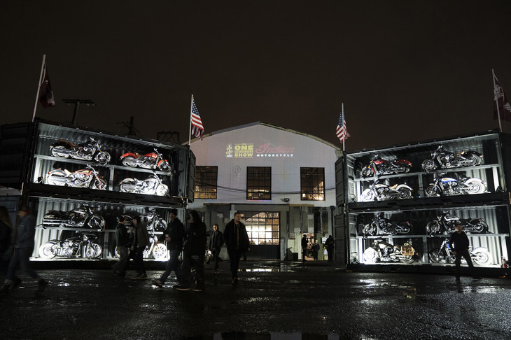 ポートランド北部にある古い工場跡が会場。今年（2019年）はアメリカのバイクメーカー、インディアンがメインスポンサーとなっており、会場入り口にはコンテナを組み合わせた展示スペースを設けていた。