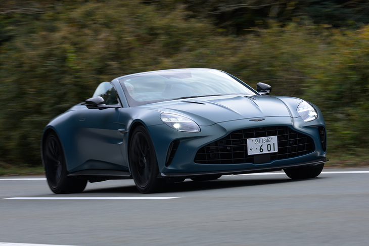 0-100km/h加速のタイムは従来モデルを0.1秒しのぐ3.5秒。最高速は325km/hと飛躍的に向上した（従来モデルは306km/h）。