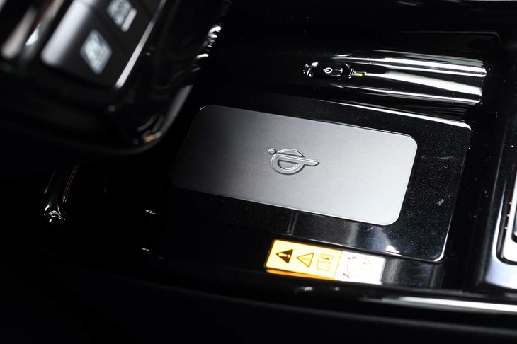 スマートフォンをワイヤレス充電できる「おくだけ充電」は1万2960円のオプション装備。スマートフォンのディスプレイサイズが拡大傾向にあることに伴い、置けるスペースが広くなっている。