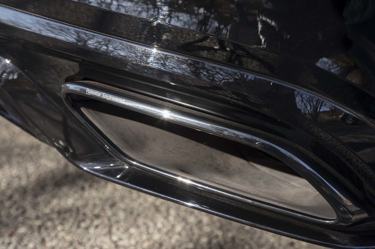 ステンレススチール製エキゾーストパイプはブラッククローム仕立て。「Polestar Engineered」の文字が刻まれている。