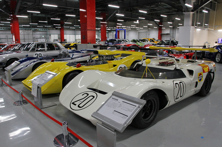 手前から、1968年の第5回日本グランプリで優勝した、「エアロスタビライザー」と呼ばれるリアサスペンション連動のウイングを備えた「日産R381」、翌1969年の日本グランプリで優勝した6リッターV12 DOHC 48バルブエンジンを積んだ「同R382」、そして1970年に日本グランプリ3連覇を目指して開発されたものの、レース中止により一度も実戦に参加することがなかった「同R383」。