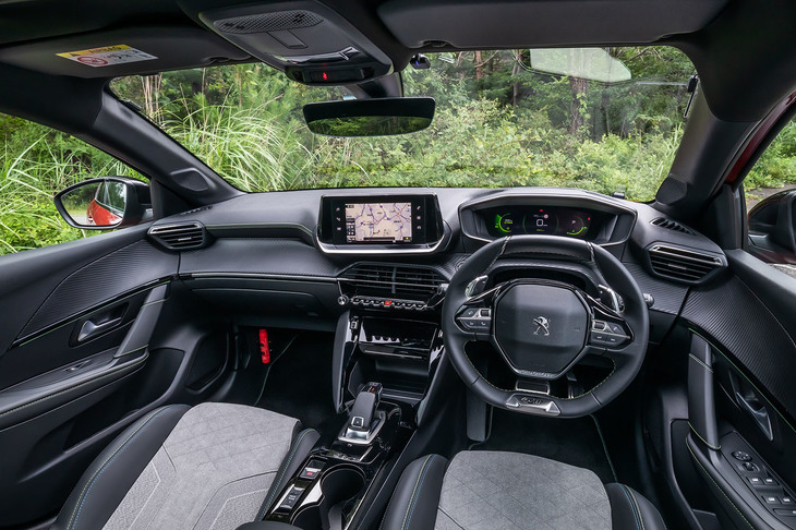 インテリアデザインは、最新のプジョー車に共通する「3D iコックピット」コンセプトで構築。アンビエントランプやアルミ製ペダル、フロントフットウェルランプなど、充実した装備も「208 GTライン」の特徴といえる。