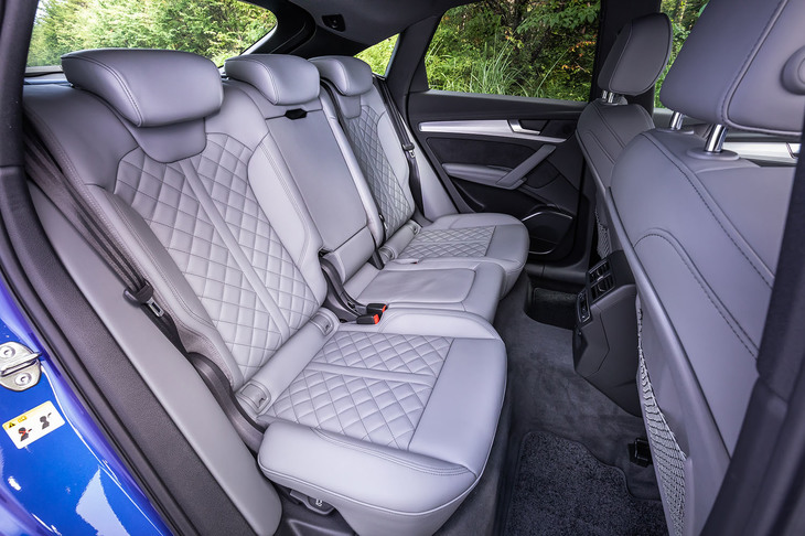 「Q5スポーツバック ファーストエディション」のリアシート。フロントシートと同じく、質感の高いファインナッパレザーが採用されている。座面から天井までの高さは「Q5」よりも16mm低い、982mmという設定。