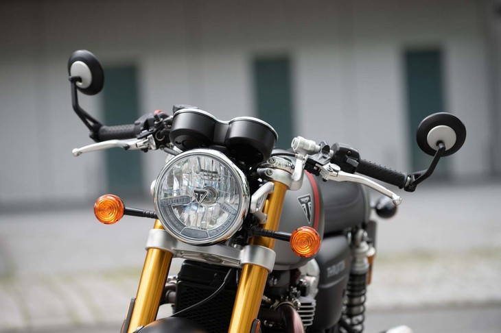 ミラーがハンドルバーの両端に据えられているのも特徴的。往年のカフェレーサーにも多く見られたスタイルである。