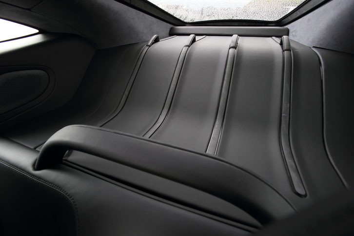 シートの後方に設けられたツーリングデッキ。容量は220リッター。