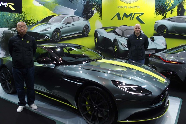 アストンマーティンのプレス発表会の様子。英アストンマーティンのビークルエンジニアリング チーフエンジニアであるマット・ベッカー氏（右）と、アストンマーティンジャパンのマネージングダイレクター寺嶋正一氏（左）。