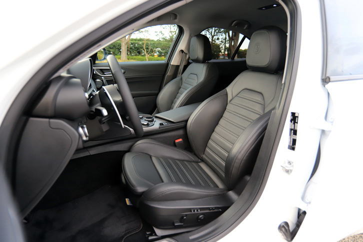 「ヴェローチェ」に装備されるスポーツレザーシート。前席はシートヒーターおよび6wayの電動調整機構付きで、運転席にはシートポジションのメモリー機能も備わっている。