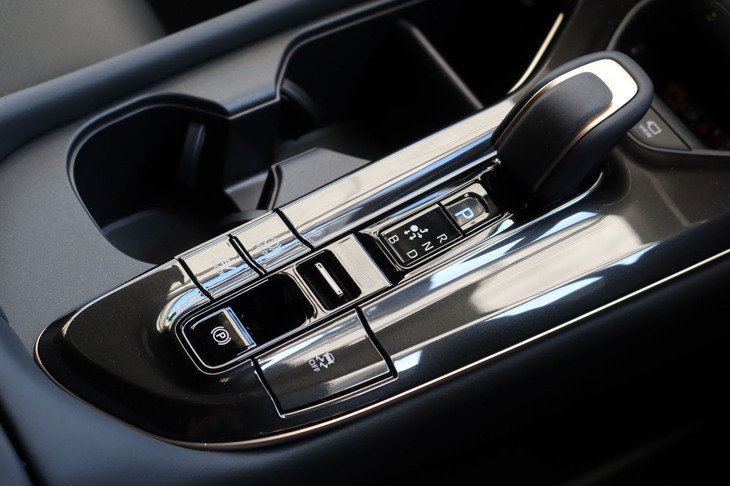 トヨタ・クラウン スポーツ（センターコンソール）