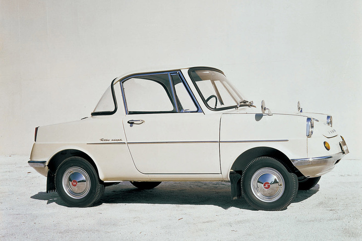 マツダにとって初の四輪乗用車として、1960年にデビューした「マツダR360クーペ」。軽乗用車初の4サイクルエンジンやトルコン式ATを採用するなど、当時としては非常に先進的なモデルだった。