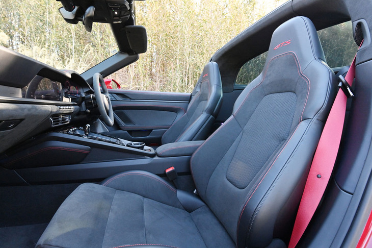 今回試乗した「911タルガ4 GTS」には、「GTS」のロゴが入ったヘッドレスト一体型のスポーティーなシートが備わっていた。