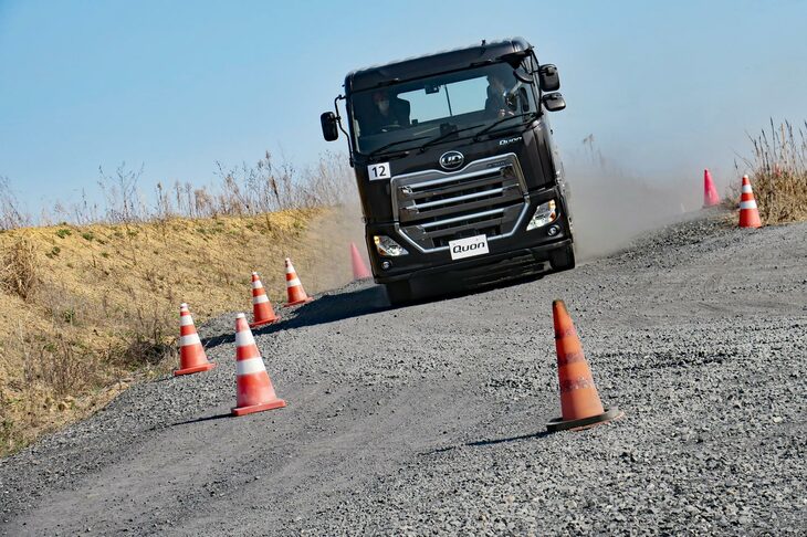 こちらは標準ルーフ・リーフサス仕様の「クオンGW」。悪路にも強いクオンならば海外でも需要があるのでは？　と思ったが、今のところ海外展開の予定はないという。