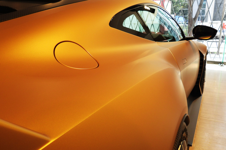 アストンマーティン・ヴァリアント（ショルダーライン）