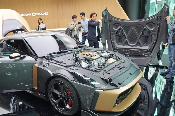 フロントフードは取り外しが可能。外したものを車両の脇で支えているスタッフは「重くはないけど滑る……」とこぼしていた。