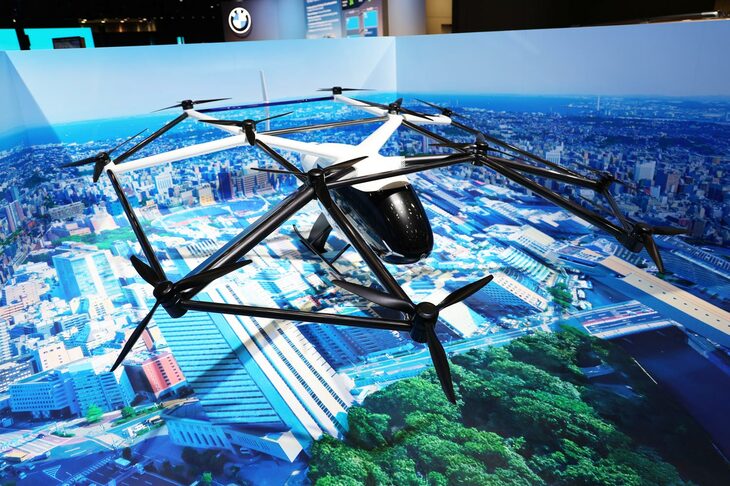 スズキがSkyDriveと協業で取り組んでいる「空飛ぶクルマ」の模型。