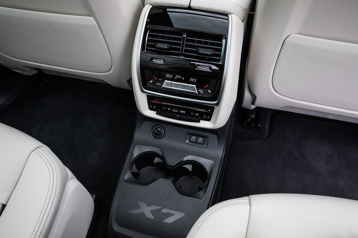 2列目シート用のクライメートコントロールパネルとドリンクホルダーが配置された後席センターコンソール。オプションの「リアシートエンターテインメントシステム・プロフェッショナル」を装着した場合、ブルーレイプレーヤーやHDMIインターフェイスが同パネル下に組み込まれる。