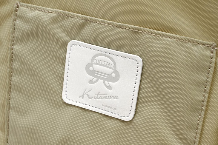 ユーモラスな「♯置きシュー」ロゴとキタムラのブランドロゴが添えられる。