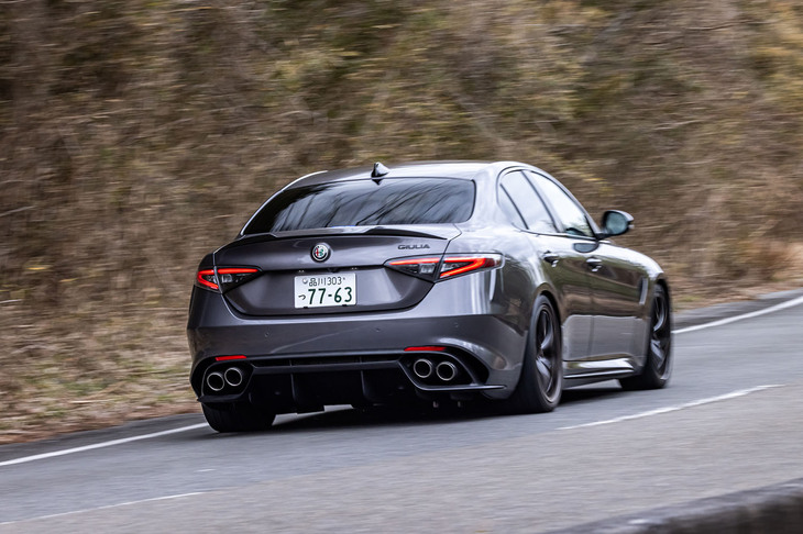 「ジュリア」の車台は、マセラティやジープにも使われるエンジン縦置きの「ジョルジョ」プラットフォーム。最大トルク600N・mをこのサイズのFR車で御するのは、今や希少体験というほかない。