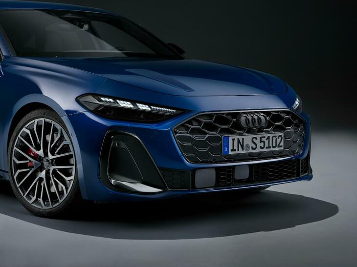 ハニカム形状の格子とシングルフレームが組み合わされたフロントグリル。