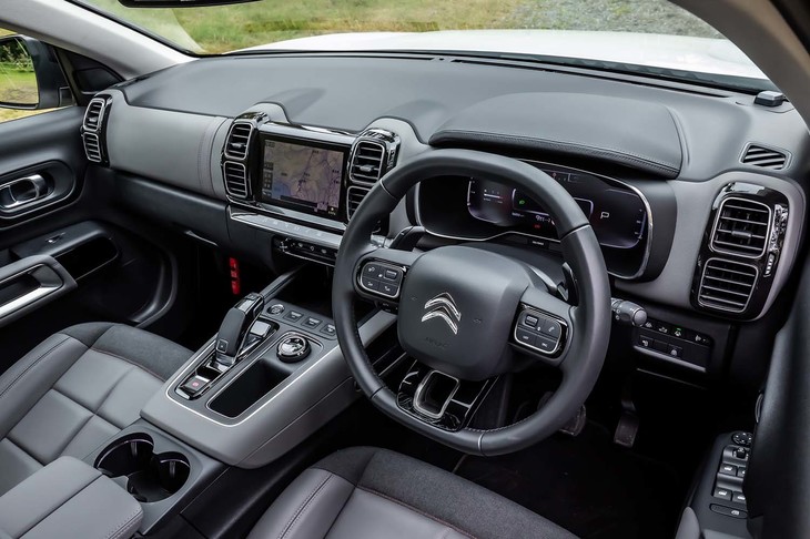 エアコンの吹き出し口を上下に並べたデザインが特徴的なダッシュボード。立体的な造形で、表面に本革を用いるなど質感の高さも魅力だ。