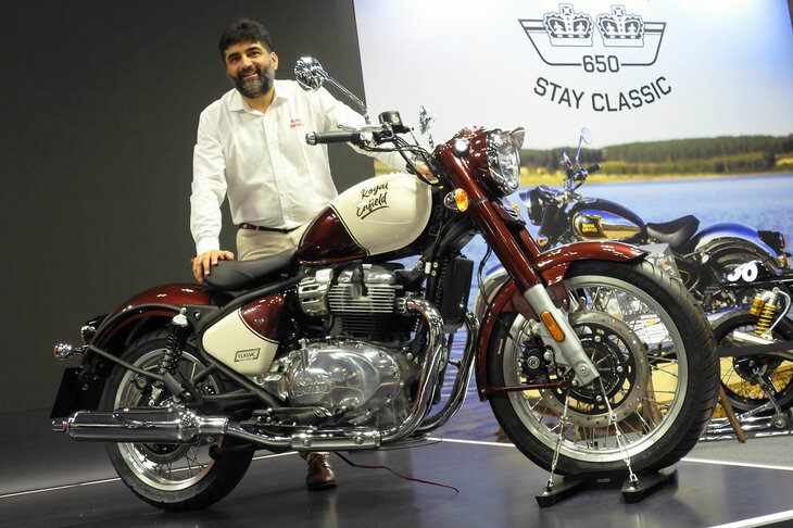 アヌージ・ドゥア氏と「ロイヤルエンフィールド・クラシック650」。