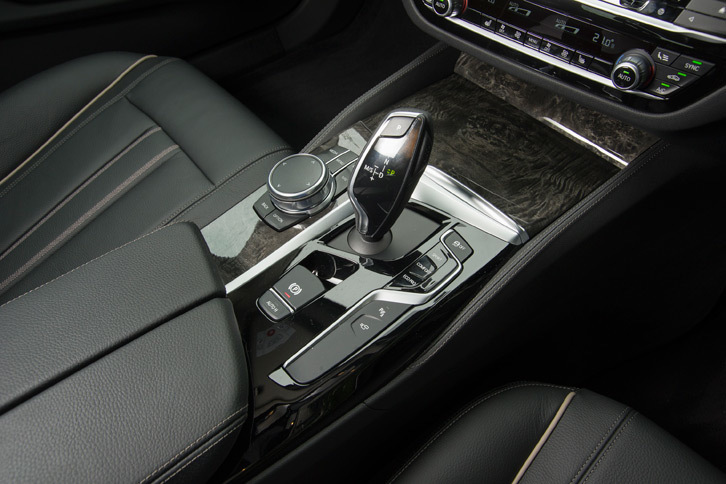 トランスミッションはトルコン式8段AT。全車にパワープラントやステアリング機構などの制御を切り替える「ドライビング・パフォーマンス・コントロール」が装備される。