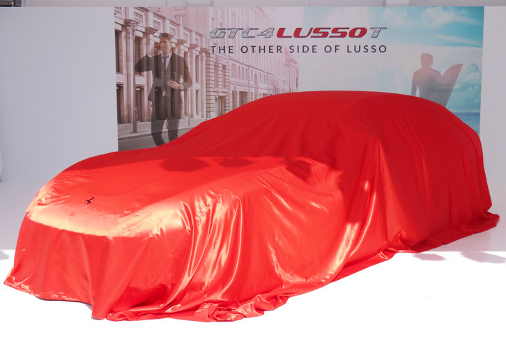 ステージ上にて、アンベールを待つ「フェラーリGTC4ルッソT」。