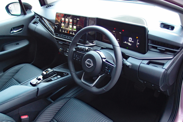 インテリアでは、スイッチ類の少ないすっきりとした操作系と、2枚の液晶ディスプレイが特徴。組み付け精度や各部の素材など、クオリティーも従来型より格段に向上している。