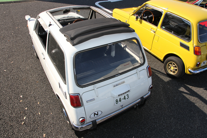 「N360デラックス サンルーフ」。これはNIIだが、NI時代の1968年8月から加わったキャンバス製のスライディングルーフ仕様。手動式で、任意の位置で固定可能。