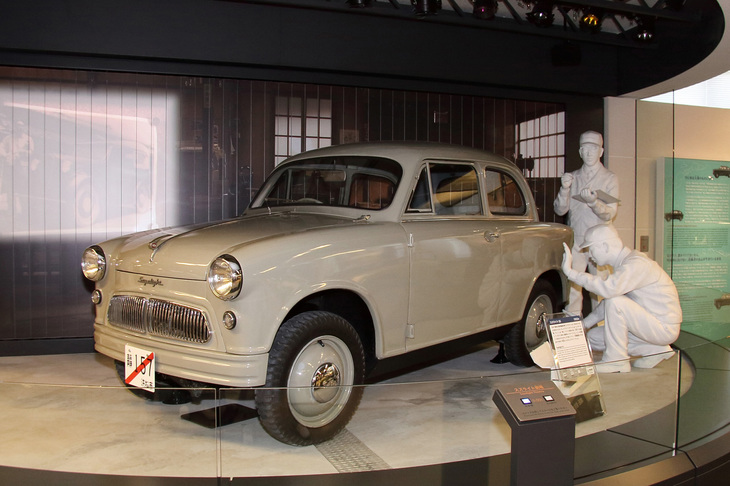 1955年に登場した「スズライトSFシリーズ」の4人乗りセダン「スズライトSS」。これはスズキ本社近くにあるスズキ歴史館に展示されている車両で、テスト風景を模している。