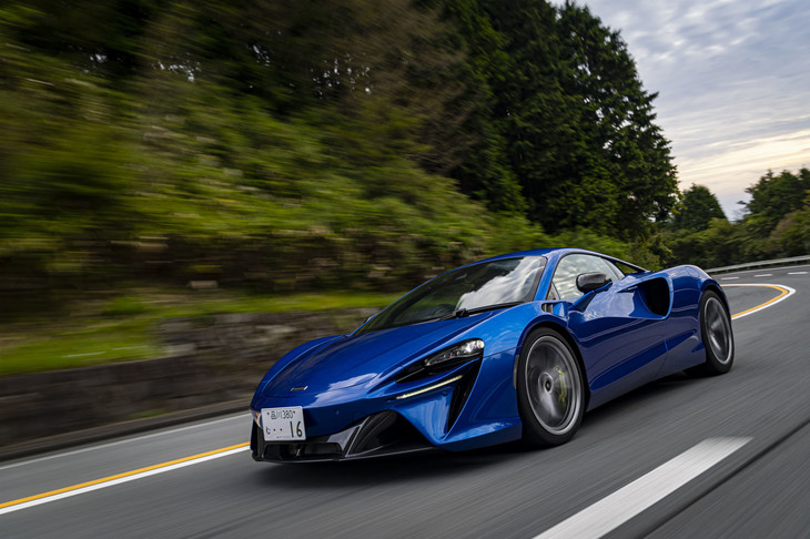 従来型のCANからイーサネットへと進化した「アルトゥーラ」の車内通信システムは、ケーブル使用量が25％削減されるとともに10％の軽量化にも成功している。イーサネットの採用はADAS（先進運転支援システム）やインフォテインメントシステムの処理速度の向上にも役立っているという。