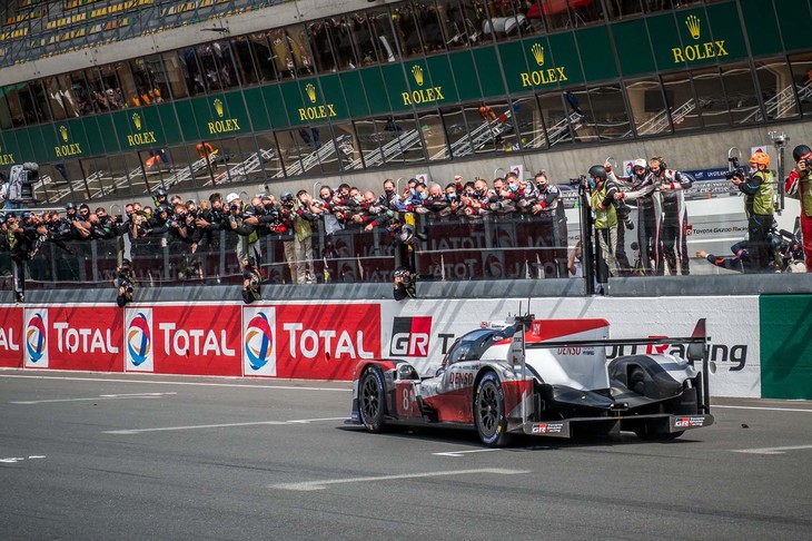 現役最後のルマンで有終の美を飾ったNo.8 トヨタTS050ハイブリッドを、チーム関係者が迎える。